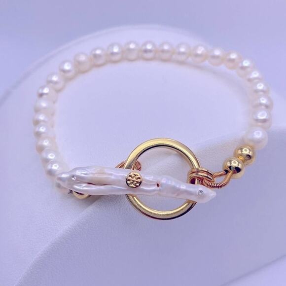 NWT Tory Burch Gold Logo Fresh Water Pearl Toggle Bracelet - Picture 10 of 14